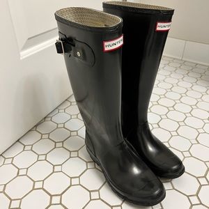 Hunter ‘Huntress’ Wide Leg Rain Boots in Black Gloss